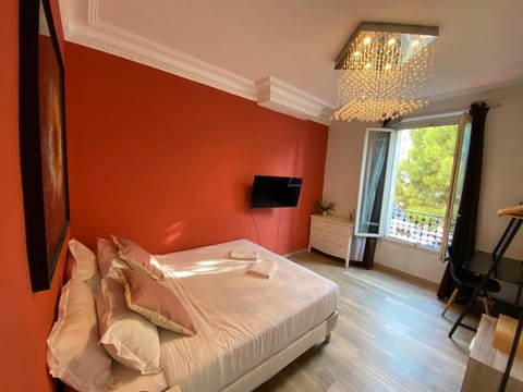 Bed, TV and multimedia, Photo of the whole room, Bedroom, towels