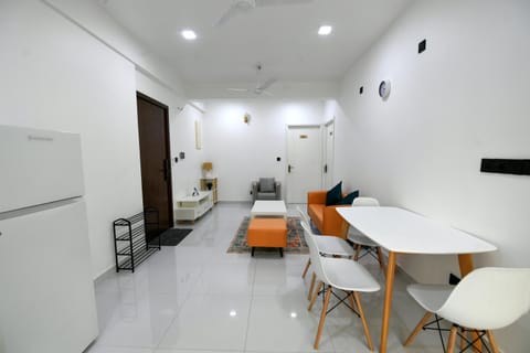 Kitchen or kitchenette, Living room, Seating area, Dining area
