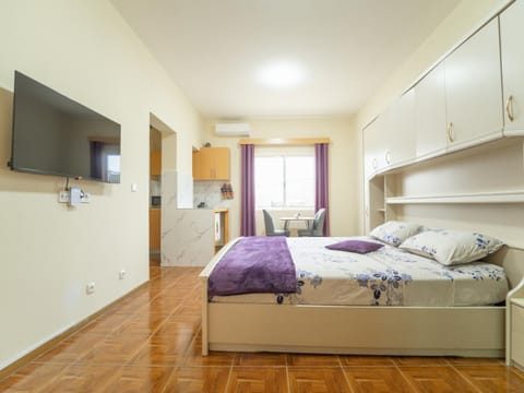 TV and multimedia, Photo of the whole room, Bedroom