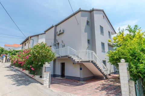 Property building, Facade/entrance, Bird's eye view, Balcony/Terrace, Lobby or reception, Other, Decorative detail, Street view
