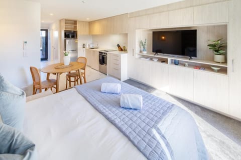 Facade/entrance, Bed, TV and multimedia, Kitchen or kitchenette, Photo of the whole room, Decorative detail, Dining area, hair dresser, minibar, pet friendly, stove, towels