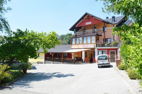 Facade/entrance
