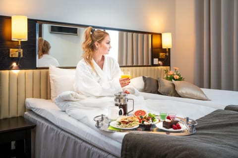Bedroom, Breakfast, room service