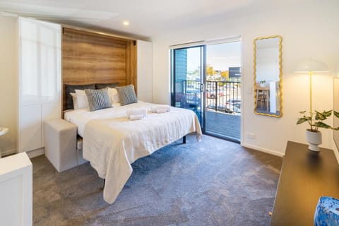 Bed, View (from property/room), Balcony/Terrace, Photo of the whole room, Decorative detail, towels