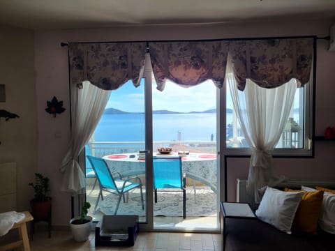 View (from property/room), Balcony/Terrace, Living room, Photo of the whole room, Seating area, Dining area, Sea view