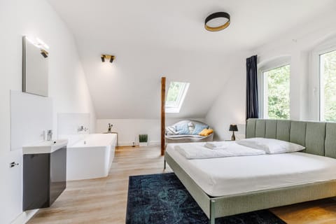 Bed, Bedroom, Bath
