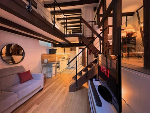 Communal lounge/ TV room, TV and multimedia, Kitchen or kitchenette, Living room, Seating area, Evening entertainment