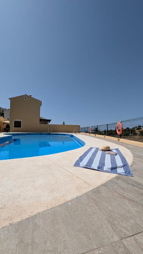 Day, Swimming pool