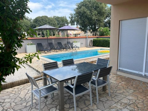 Dining area, Swimming pool