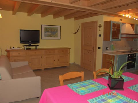 Communal lounge/ TV room, Living room, Dining area