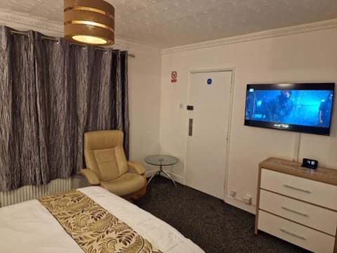 Bed, TV and multimedia, Photo of the whole room, Seating area, Bedroom