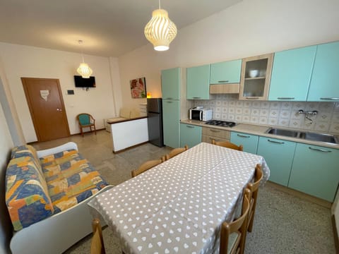 TV and multimedia, Kitchen or kitchenette, Living room, Dining area, minibar, stove