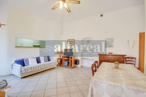 Living room, Seating area, Dining area, fireplace