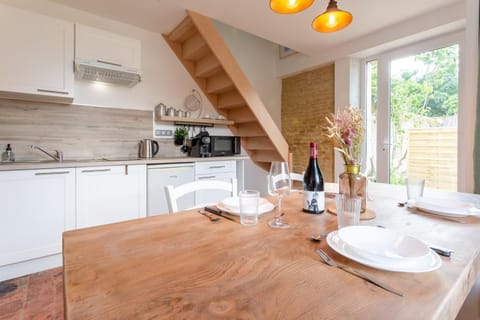 Kitchen or kitchenette, Dining area