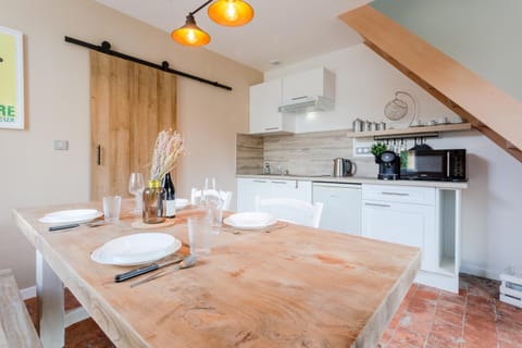 Kitchen or kitchenette, Dining area, stove