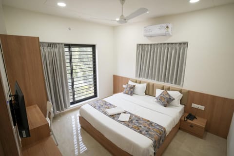 Bed, Photo of the whole room, Bedroom, air conditioner