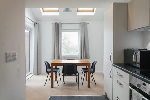 Kitchen or kitchenette, Dining area, minibar, pet friendly, stove