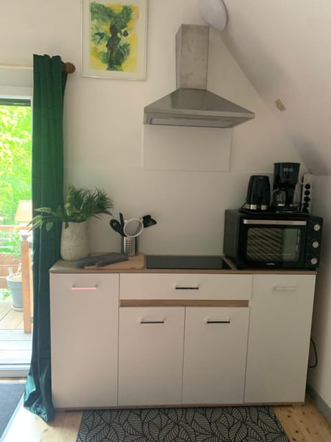 Coffee/tea facilities, Kitchen or kitchenette, stove