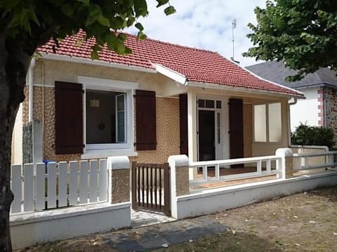 Property building, Facade/entrance, Off site