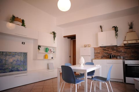 Kitchen or kitchenette, Seating area, Dining area, pet friendly