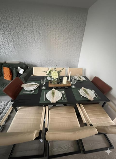 Living room, Food and drinks, Seating area, Dining area, Food