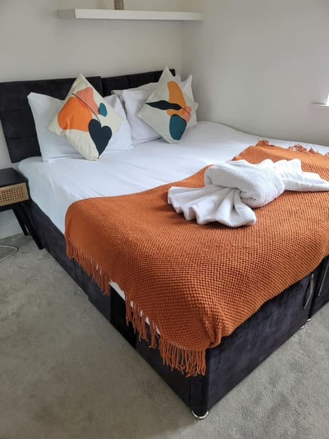 Bed, Photo of the whole room, Bedroom, towels