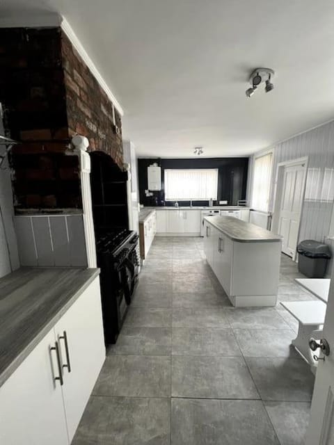 No. 206 - Spacious 5 Bed House in Liverpool