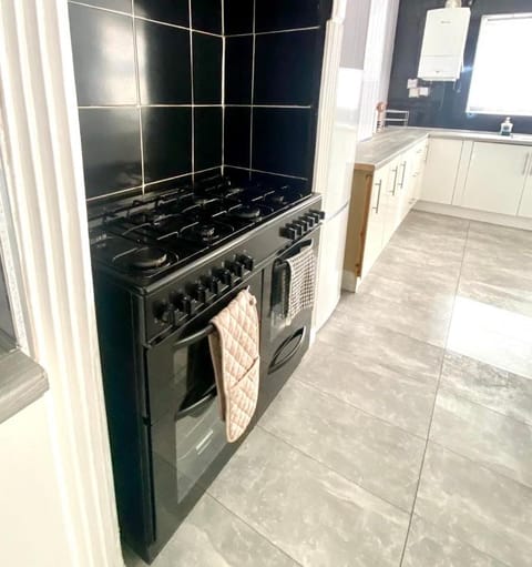 No. 206 - Spacious 5 Bed House in Liverpool