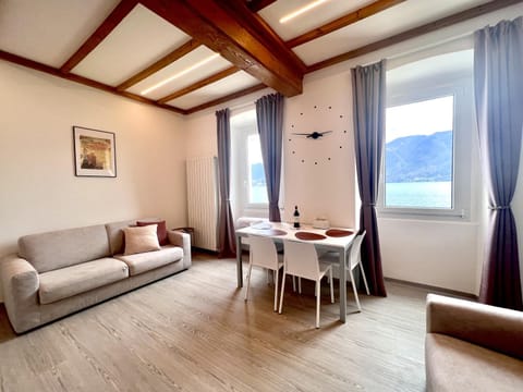 Bed, Seating area, Dining area