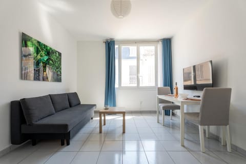 Property building, TV and multimedia, Living room, Seating area, Dining area