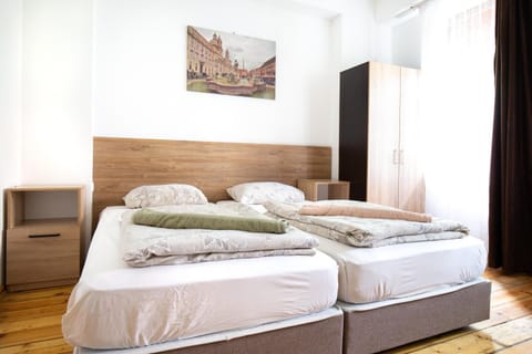 Bed, Bedroom, towels