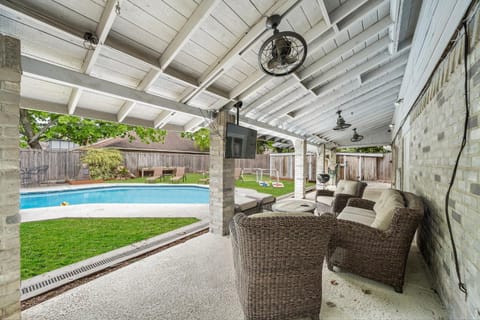 Houston Pool Retreat WiFi Yard BBQ Games TVs House in Houston
