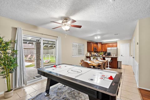 Houston Pool Retreat WiFi Yard BBQ Games TVs House in Houston