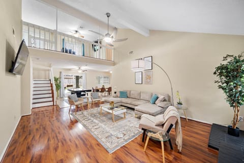 Houston Pool Retreat WiFi Yard BBQ Games TVs House in Houston