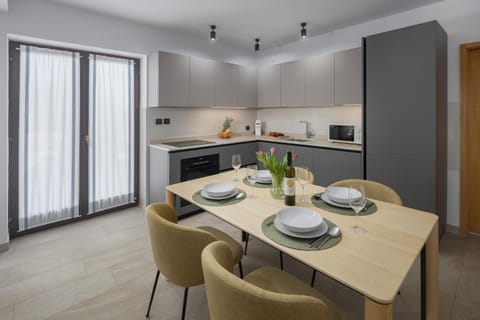 Dining area, minibar, pet friendly, stove