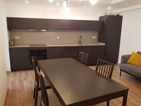 Kitchen or kitchenette, Seating area, Dining area, stove