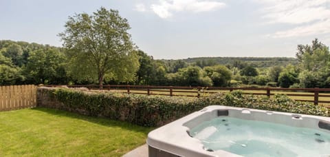 Spring, Day, Natural landscape, Garden, Hot Tub, Balcony/Terrace, Garden view