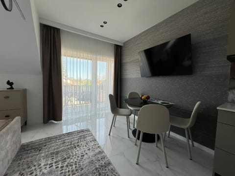 TV and multimedia, Living room, Seating area, Dining area