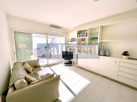 TV and multimedia, Kitchen or kitchenette, Living room, Seating area, air conditioner