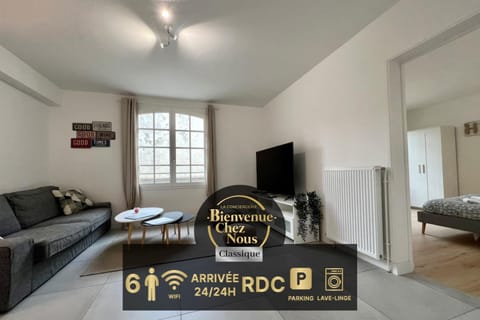 Communal lounge/ TV room, TV and multimedia, Living room, Text overlay