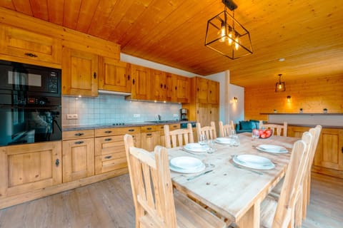 Kitchen or kitchenette, Dining area, minibar, pet friendly, stove