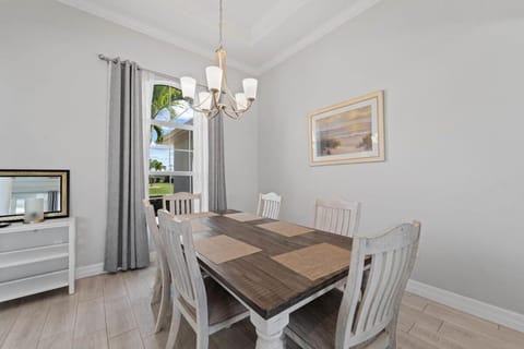 Sun-Soaked & Tranquil Getaway Relaxing Pool Area House in Rotonda Lakes