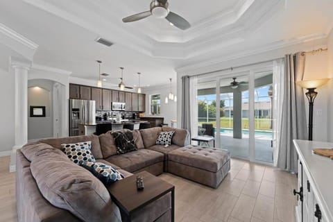 Sun-Soaked & Tranquil Getaway Relaxing Pool Area House in Rotonda Lakes