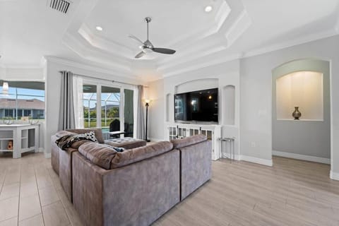 Sun-Soaked & Tranquil Getaway Relaxing Pool Area House in Rotonda Lakes