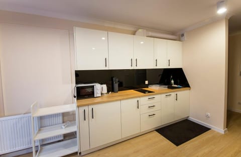 Coffee/tea facilities, Kitchen or kitchenette, oven, stove