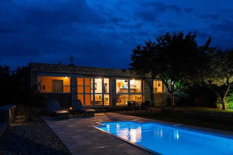 Property building, Patio, Garden, Garden view, Pool view, Swimming pool, sunbed
