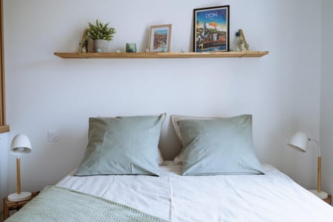 Superbe studio rénové proche Métro avec garage Apartment in Lyon