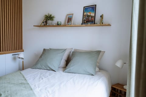 Superbe studio rénové proche Métro avec garage Apartment in Lyon