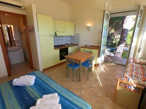 Kitchen or kitchenette, Seating area, Dining area, Bedroom