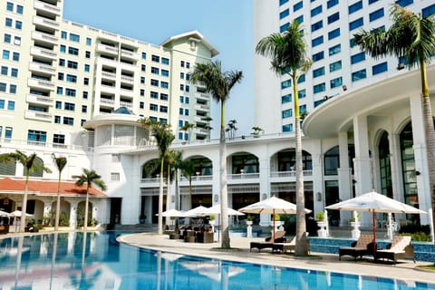 Property building, Day, Swimming pool, sunbed